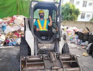 Temizlik işçileri koronavirüse yakalanınca çöpleri belediye başkanı topladı