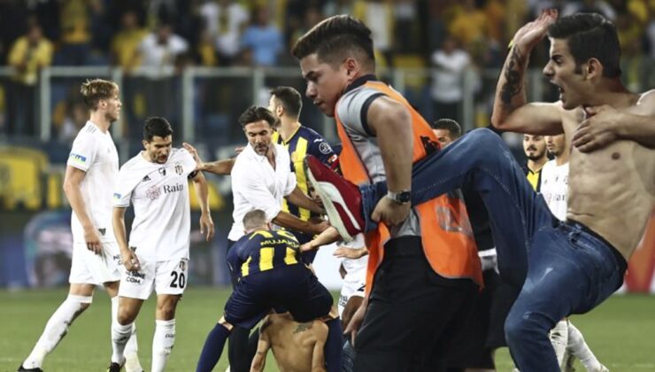 Ankara’da sahaya giren taraftar Beşiktaşlı futbolculara saldırdı