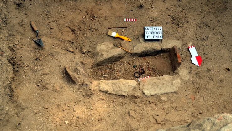 Bathonea’da çıngıraklı bilezikli çocuk mezarı bulundu