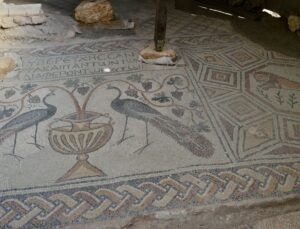 Hadrianaupolis’te üzerinde çeşitli figürlerin bulunduğu yeni mozaikler ortaya çıkarıldı