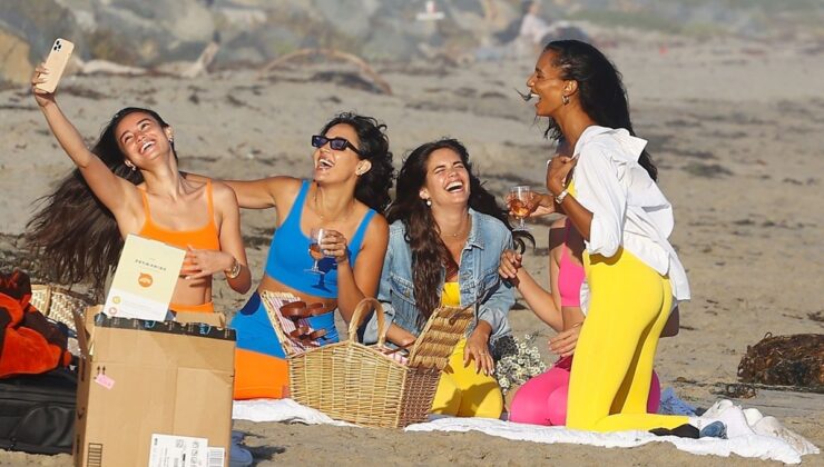 Victoria’s Secret modelleri renkli stilleriyle sahilin tadını çıkardı