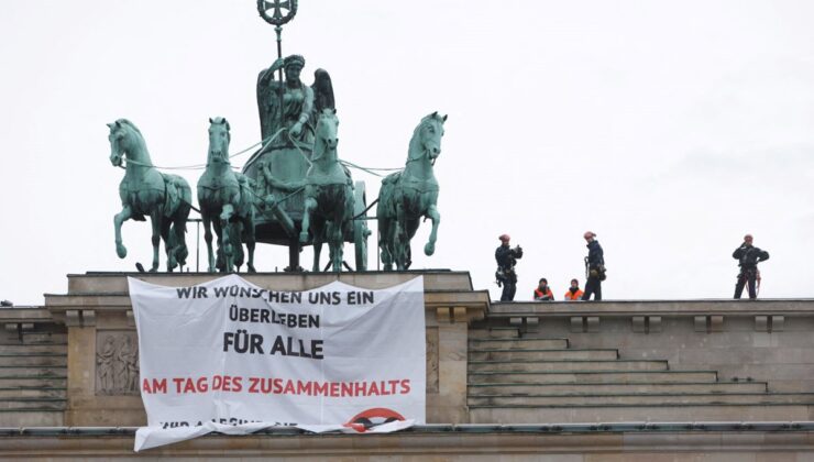 İklim aktivistleri Berlin’in sembolik Brandenburg Kapısı’nda gösteri yaptı