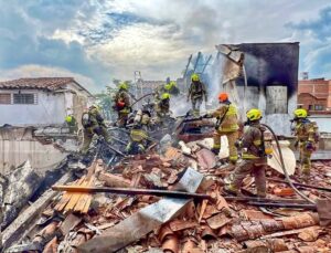 Kolombiya’da uçak evlerin üzerine düştü: 8 ölü