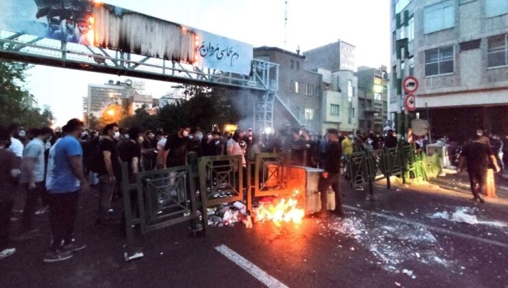 İran’da protestocular yeniden sokak ve caddelere çıktı