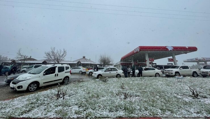 Muğla-Denizli kara yolu kar nedeniyle ulaşıma kapatıldı