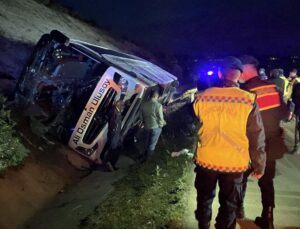Sinop’ta yolcu otobüsü su kanalına devrildi: 9 yaralı