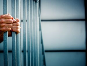 Yargıtay’dan cezaevindekiler için nafaka kararı: Yükümlülüğü ortadan kaldırmaz