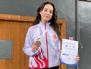 Milli eskrimci Zehra Nehir Cihan, Gürcistan’da bronz madalya kazandı
